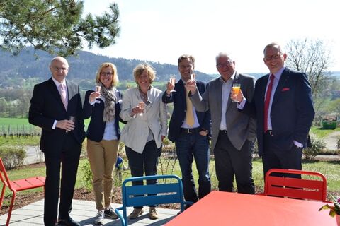 Sie stoßen auf den neuen "Platz der Begegnung" an: (v.l.n.r.): Horst Rudy (Geschäftsführer Möbel Stumpp), Barbara Burchardt (Fundraising), Birgit Gnädinger (Grünplanerin), Klaus Scheidtmann (Ärztlicher Direktor), Heinz Brennenstuhl (BM, 1. Vors. Förderverein) und Philipp von Magnis (2. Vorsitzender des Fördervereins). Bild: aj